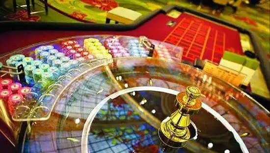 မြန်မာ Slots ကစားသမားများ shwe lucks ကိုင်ကစားနေသောပုံ